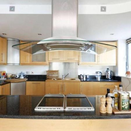 Peaceful Modern 2 Bedroom Flat With Water Views Лондон Екстериор снимка