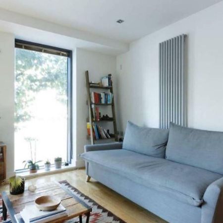 Peaceful Modern 2 Bedroom Flat With Water Views Лондон Екстериор снимка