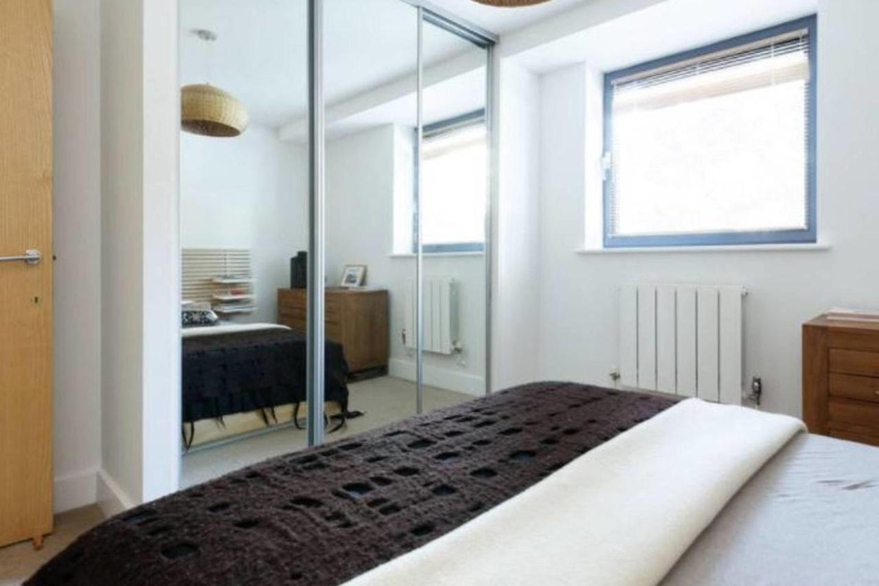 Peaceful Modern 2 Bedroom Flat With Water Views Лондон Екстериор снимка