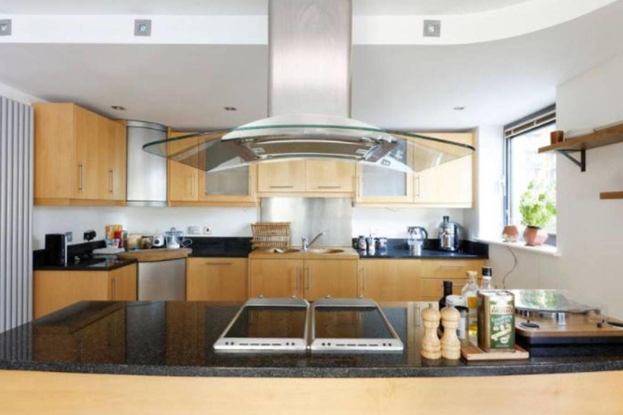 Peaceful Modern 2 Bedroom Flat With Water Views Лондон Екстериор снимка