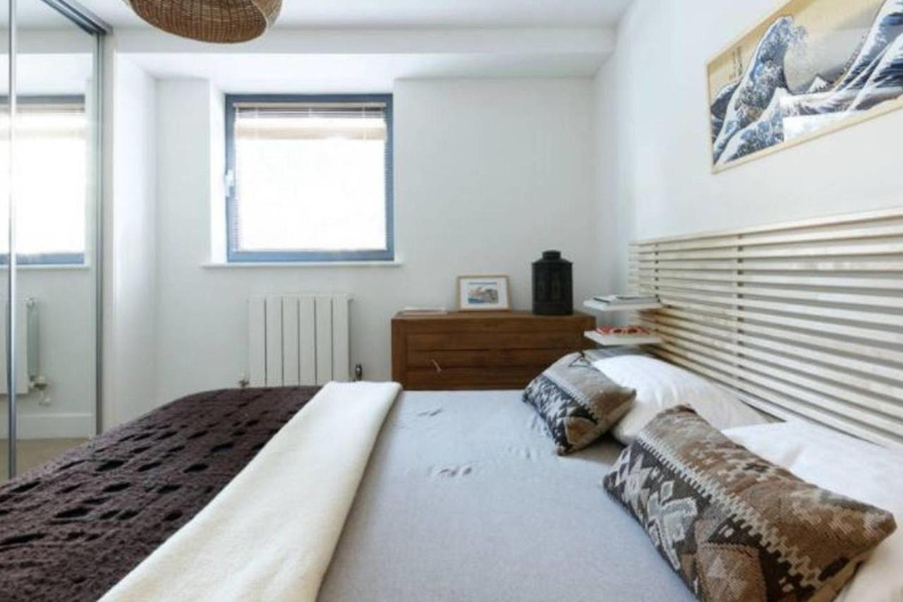 Peaceful Modern 2 Bedroom Flat With Water Views Лондон Екстериор снимка