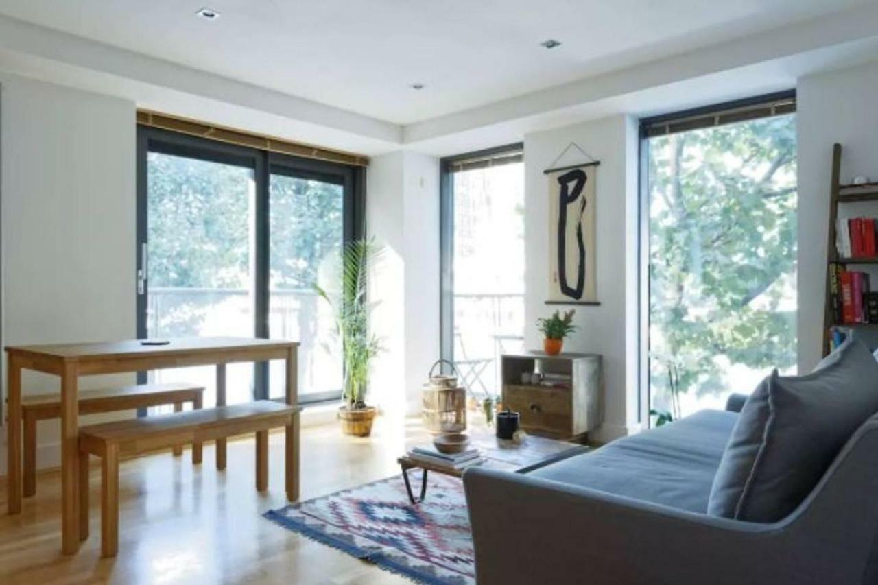 Peaceful Modern 2 Bedroom Flat With Water Views Лондон Екстериор снимка