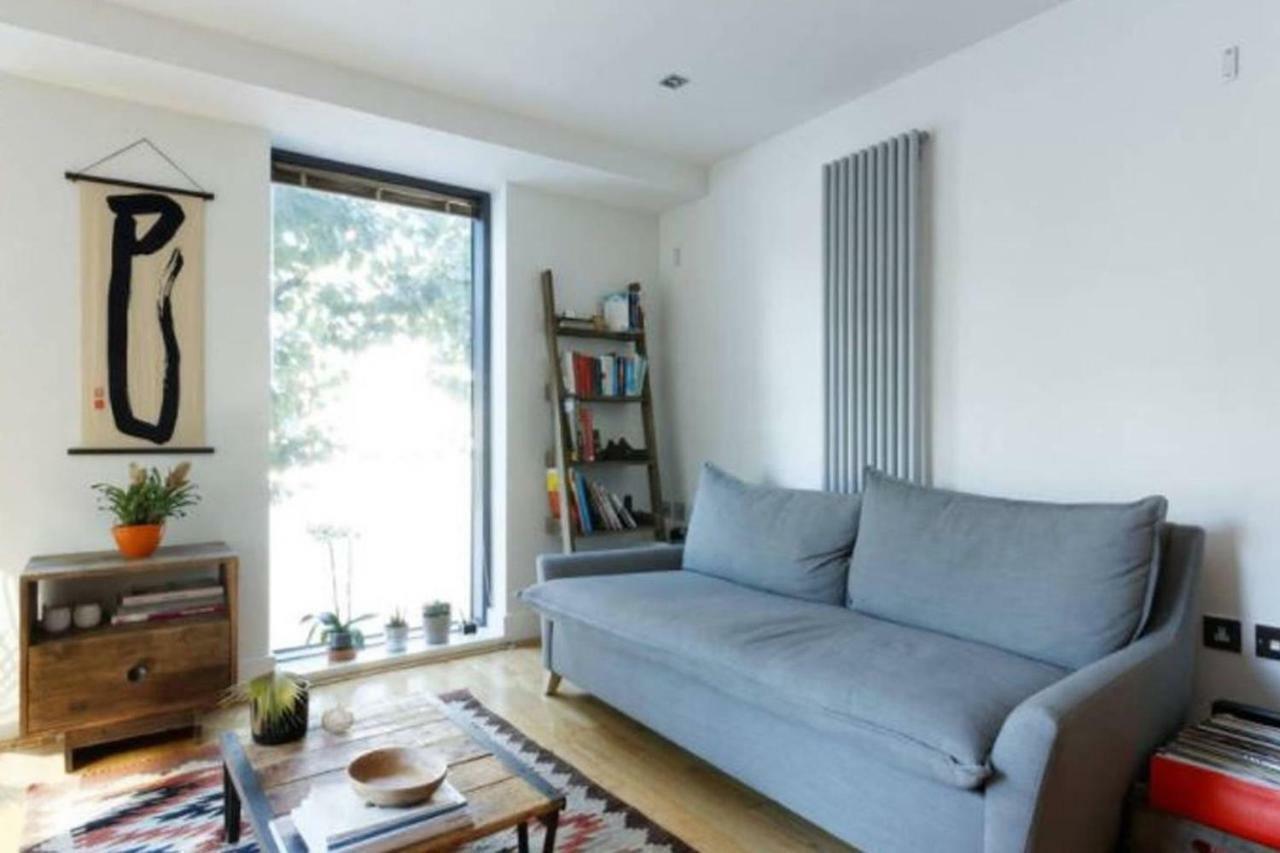 Peaceful Modern 2 Bedroom Flat With Water Views Лондон Екстериор снимка